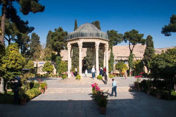 شیراز ایران نوامبر 2017 آرامگاه حافظ مشهور ایرانی در شیراز در جنوب ایران