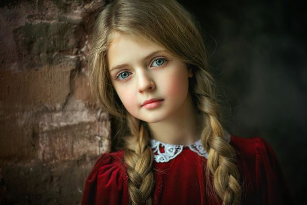 پرتره یک دختر جوان زیبا با موی بلند با سایز کوچک را در لباس پرنعمت