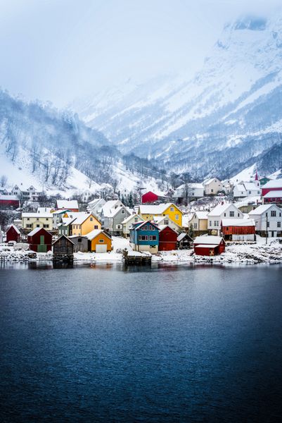 خانه های چوبی در ساحل فورورد نروژی چشم انداز کوهستانی زیبا در زمستان