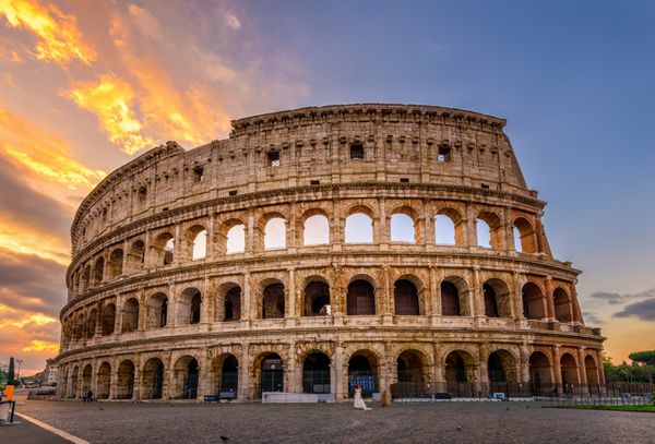 منظره آفتابگردان از کولوسئوم در رم ایتالیا معماری رم و برجسته رم کولوسئوم یکی از جاذبه های اصلی رم و ایتالیا است