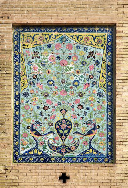 پانل تزئینی با گل و پرنده در نمای غرفه در پارک شیراز ایران