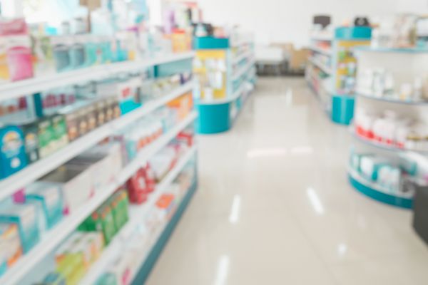 داروخانه داروخانه فروشگاه داخلی با داروهای مکمل ویتامین ها و بیش از محصولات مراقبت های بهداشتی برای سالم در قفسه تمیز زمینه