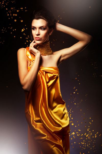 زن در لباس زرد طولانی و جواهرات