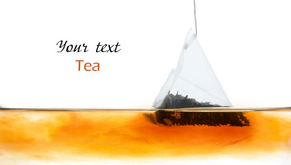 کیسه چای در آب بر روی زمینه سفید