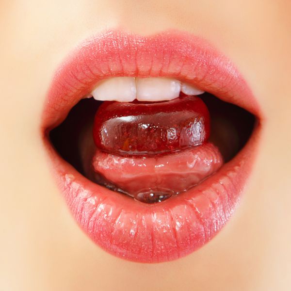 زن مکیدن ناز آب نبات شیرین لب لب دندان زبان