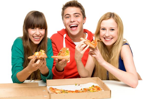 سه دوست خوردن پیتزا