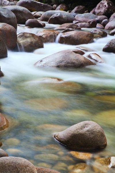 سنگریزه یا سنگ در نهر یا جریان آب جاری است