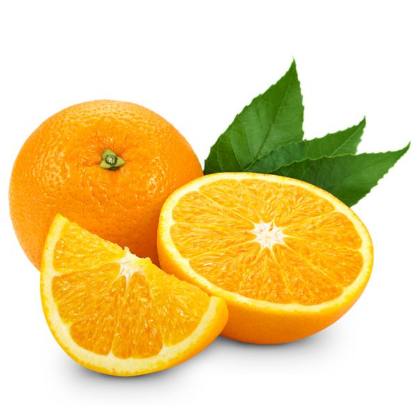 میوه نارنجی بر روی زمینه سفید برداشتن مسیر
