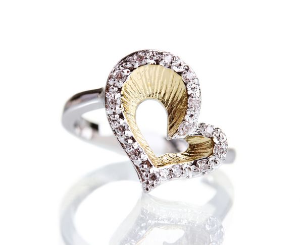حلقه زیبا با سنگ های قیمتی جدا شده بر روی سفید