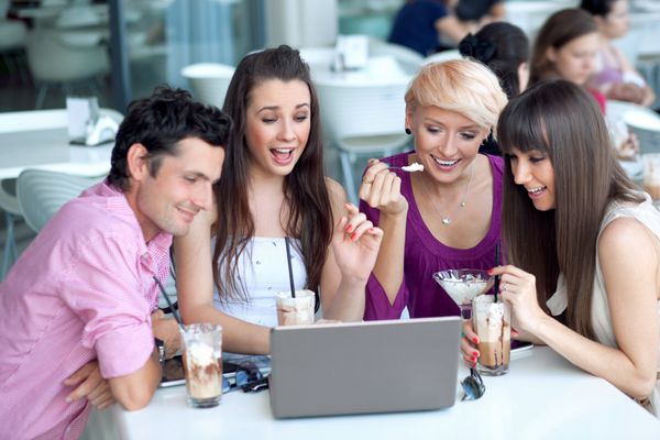 جوانان در حال بازدید از اینترنت در یک رستوران
