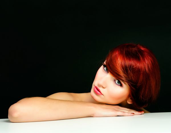 پرتره زن موهای قرمز در پس زمینه سیاه و سفید جدا شده استودیو شات زیبایی دختر جوان مدل زن