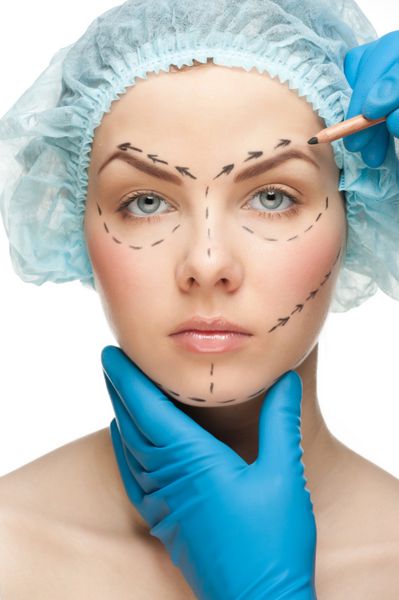 قبل از عمل جراحی پلاستیک زن جوان زیبا با خطوط سوراخ شدن روی صورتش زیبایی زن دست زدن به صورت زن