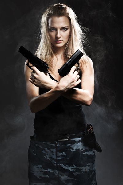 زن داشتن اسلحه با دود