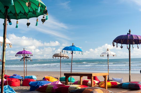 چتر ساحل رنگارنگ و بالش در کوتا بالی