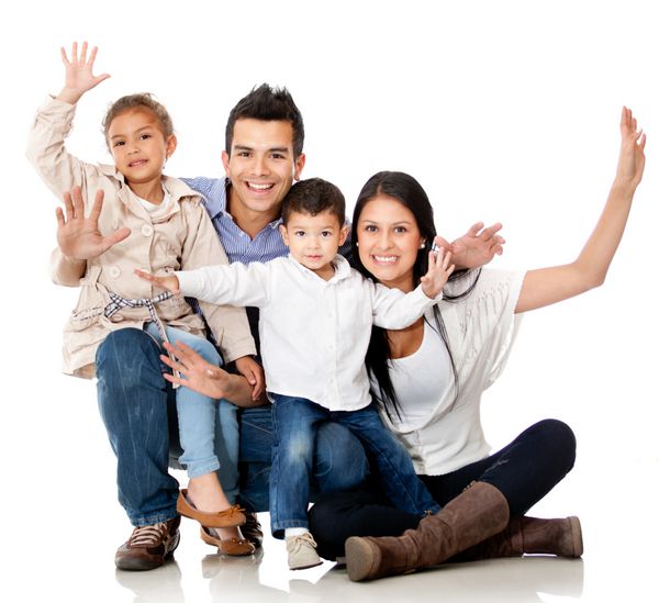 خانواده مبارک لبخند زدن با بازوها جدا شده بر روی زمینه سفید