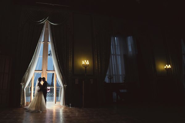 عروسی بوسه در شب عروسی خود را در کاخ