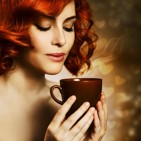 زن زیبا زن نوشیدن قهوه