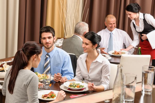 افراد کسب و کار در بحث مدیریت رستوران ها از غذای ناهار لذت می برند