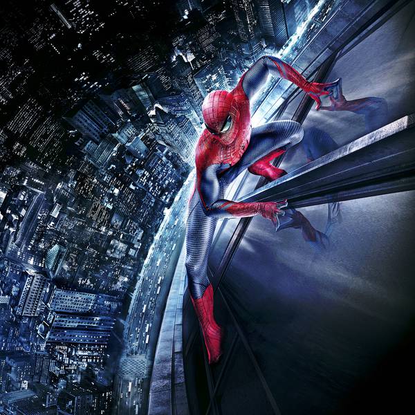 تصویر مرد عنکبوتی در حال بالا رفتن از ساختمان بلند