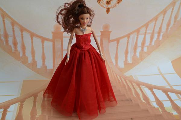 باربی در لباس بلند مجلسی قرمز