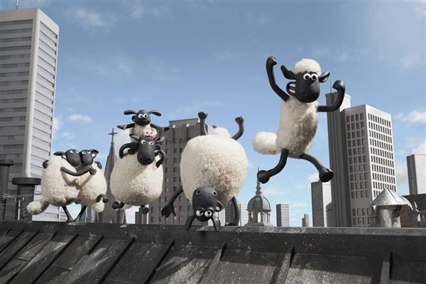 بره ناقلا و گوسفندان در بالای شیروانی و ساختمان های شهر