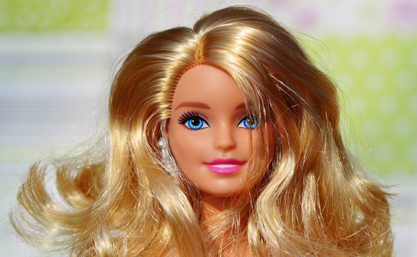 باربی با موهای طلایی در کلوزآپ
