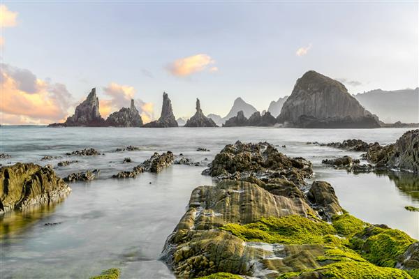 دریا با صخره های پوشیده از خزه در اسپانیا