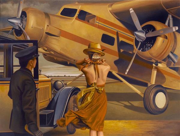 زن جوان در کنار هواپیمای ملخی محور