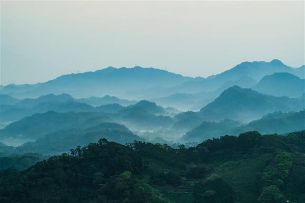 منظره از کوه و جنگل در تایوان