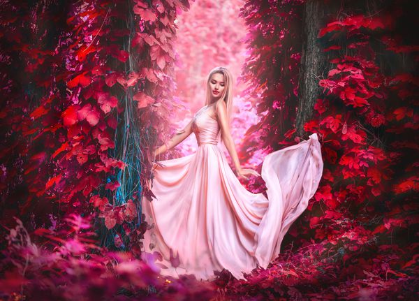 زن جوان عاشقانه زیبایی در لباس نوعی پارچه ابریشمی بلند با قرار دادن لباس در جنگل فانتزی در سرسبز قرمز دختر خوش تیپ عروس و لذت بخش از طبیعت در فضای باز لباس شلوغ فصل پاييز