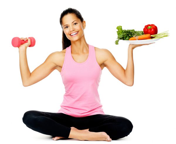 پرتره یک زن سالم با سبزیجات و دمبل ها که باعث تقویت سلامت و سبک زندگی می شود