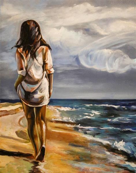 دختر عاشق در کنار دریا قدم میزند