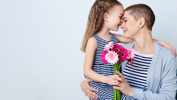 روز مادر مبارک روز زن و یا تاریخ تولد دختر کوچولوی ناز دسته گلهای مروارید صورتی را به مادر هدیه می دهد مادر و دختر عاشق لبخند و بغل کردن
