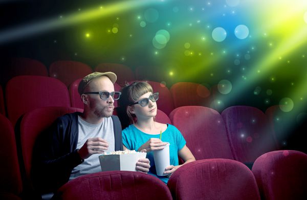 زوج خیالی در حال تماشای قسمت معجزه آسای یک فیلم هستند