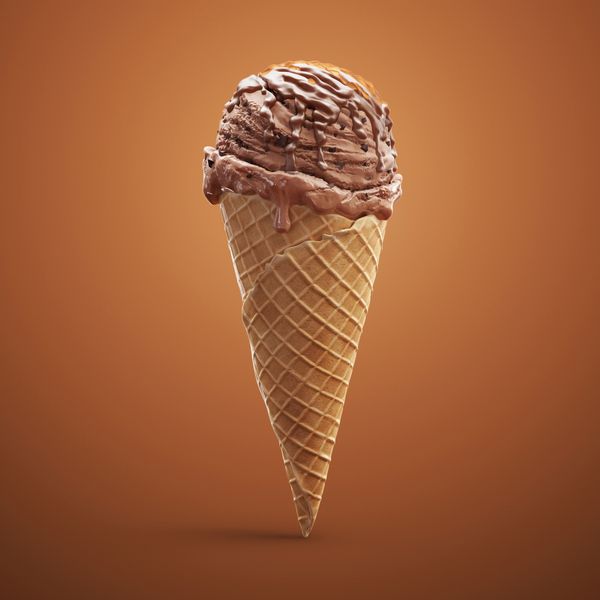 بستنی خوشمزه قهوه را در مخروط وافل با خامه شکلات و کارامل جدا شده در پس زمینه قهوه ای نزدیک کنید تصویر سه بعدی
