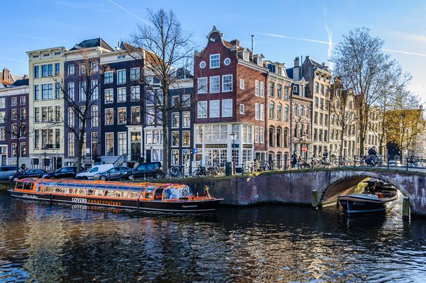 AMSTERDAM HOLLAND 25 مارس 2017 خانه های قرون وسطایی در کانال های میراث جهانی یونسکو از آمستردام هلند