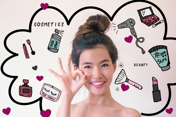 زن جوان آسیایی با تصویرگر لوازم آرایشی doodles مفهوم زیبایی و زیبایی