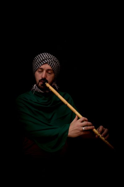مرد مسلمان با عمامه نای موسیقی سنتی sufi