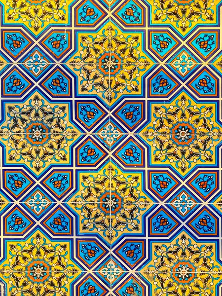 نقاشی فارسی روی مسجد