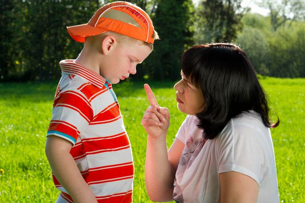 مادر پسرش را با انگشت اشاره در پارک سر می زد
