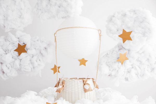 زمینه دیجیتالی برای عکاسی از نوزادان و کودکان دست سفید با استفاده از ستاره ها بالون هوا را در ابرها ایجاد می کرد ابرهای سفید تزئینات روز ولنتاین