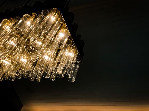 لامپ آویز لامپ های کریستالی به سبک مدرن لامپ سقفی نور و سایه با فضای کپی متن