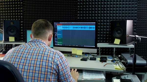 ویرایشگر صوتی در حال کار بر روی آهنگ صوتی در استودیو صدا 4k است