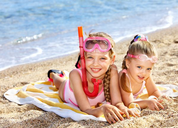 تابستان بچه ها در فضای باز در ساحل