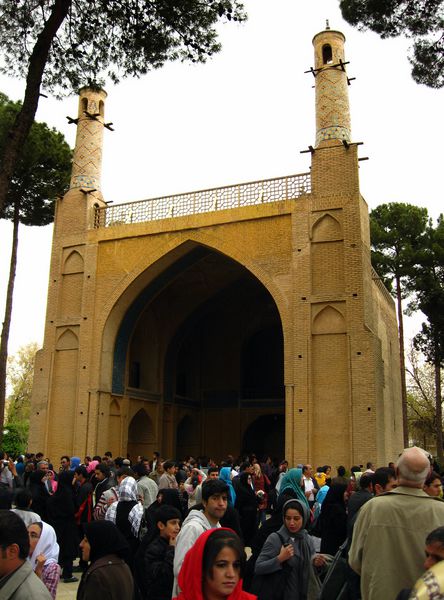 اصفهان ایران 24 مارس 2010 مردم برای دیدن منار جانبان یا تکان دادن مناره ها جمع شدند اگر یکی از مناره ها متزلزل شود مناره دیگر نیز متزلزل می شود