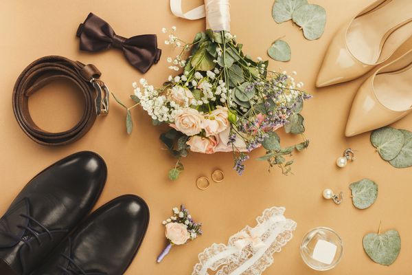 نمای بالای کفش عروس و داماد گل کلم دسته گل انگشترهای طلایی آماده سازی برای مفهوم عروسی فضای کپی