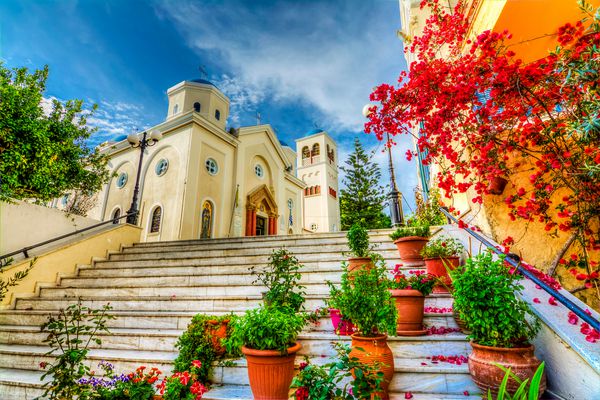 نمای خیابان زیبا در جزیره کوس جزیره کوس مقصد توریستی پر جمعیت در یونان است