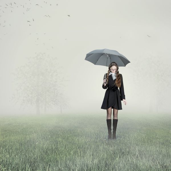زن با چتر در مزرعه