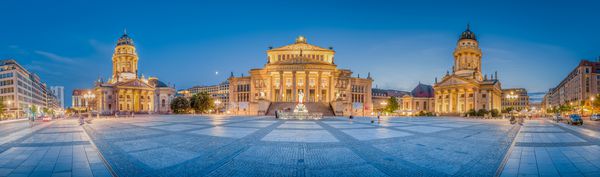 نمای پانورامای کلاسیک از میدان معروف ژاندارمن مارکت با سالن کنسرت تاریخی برلین و کلیساهای آلمانی و فرانسه در گرگ و میش در غروب برلین آلمان