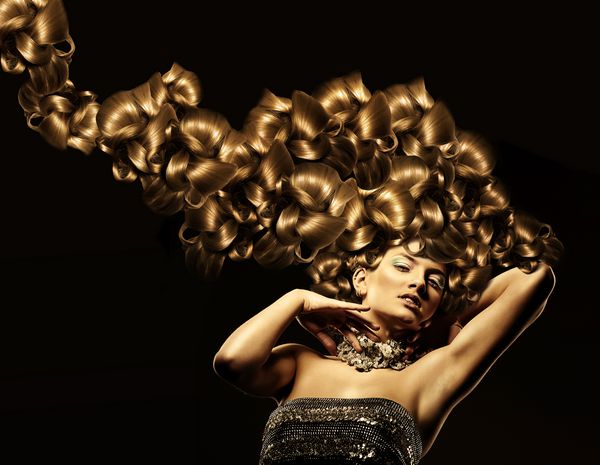 زن جذاب با موهای طلایی
